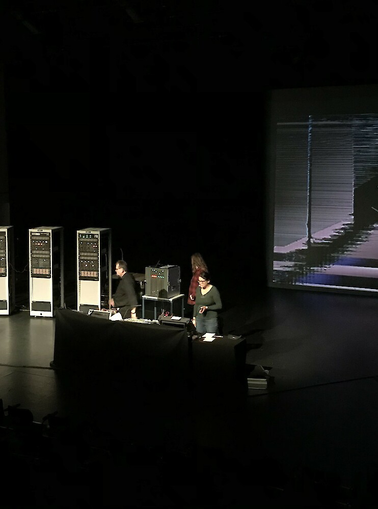 Artikel Vorschaubild: Artificial Clichés|Elektronische Musik Im Rahmen des Festivals ›Now! Transit‹ Artikel Vorschaubild: Artificial Clichés|Elektronische Musik Im Rahmen des Festivals ›Now! Transit‹