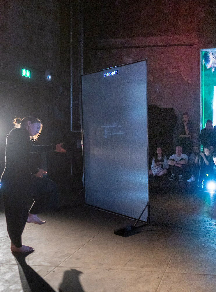 Artikel Vorschaubild: HER|Klang-Tanz-Zeichen-Performance auf dem New Now Festival Artikel Vorschaubild: HER|Klang-Tanz-Zeichen-Performance auf dem New Now Festival